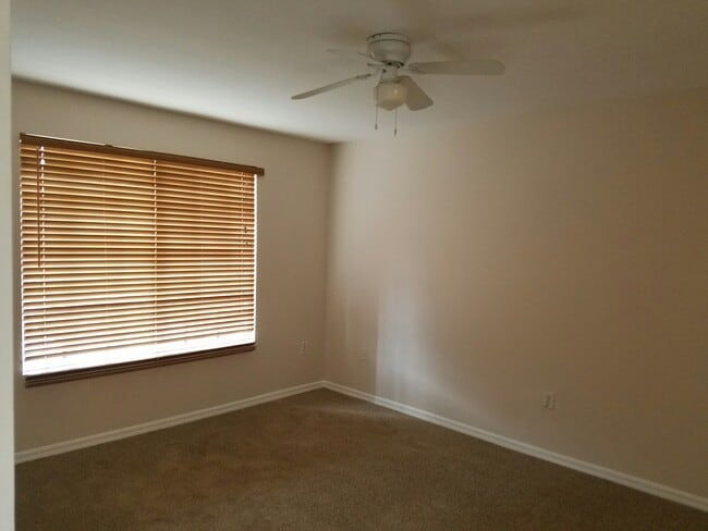 Building Photo - 1105 Villa Cir