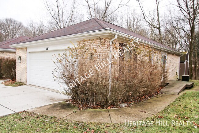 Building Photo - 3 bedroom, 2 bath house with 2 car garage ...