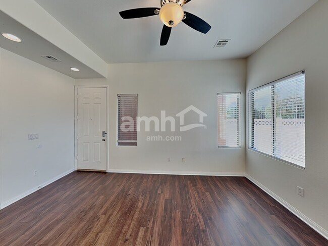 Foto del edificio - 5283 Railroad River Ave