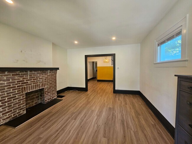 Foto del edificio - 866 Northwest Blvd