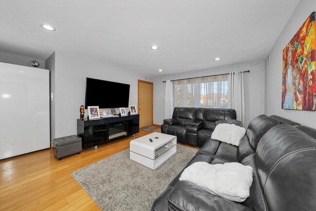 Building Photo - 9437 Bay Colony Dr