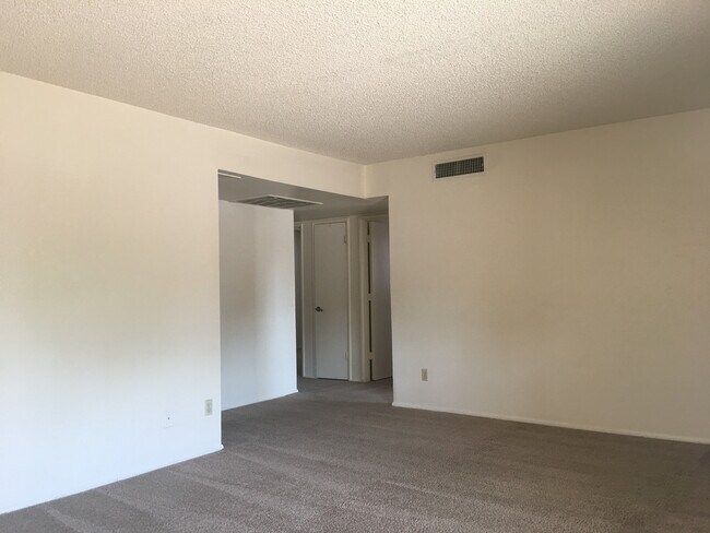Building Photo - Tempe 4 Bed/ 2 Bath Single Story with Pool and Full Pool Service