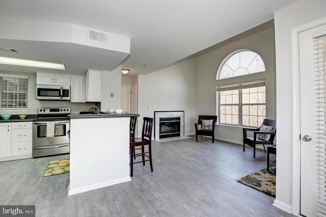 Building Photo - 921 Hillside Lake Terrace