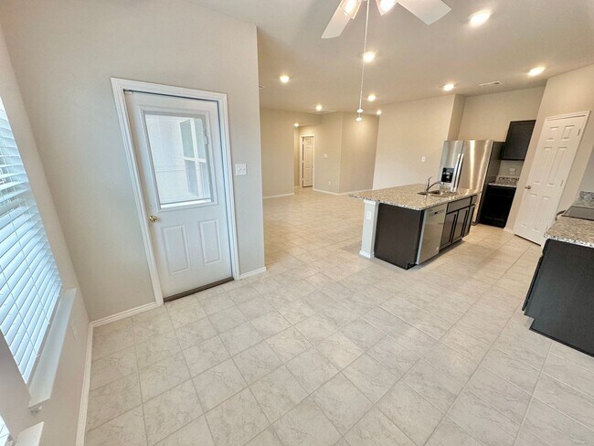 Foto del edificio - AVAILABLE NOW!