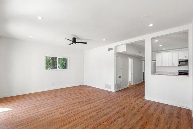 Foto del edificio - 1301 N Poinsettia Pl