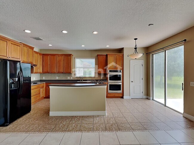 Foto del edificio - 1900 Strathmore Cir