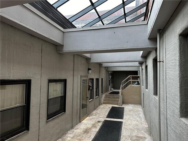 Building Photo - 409 La Grange Ave