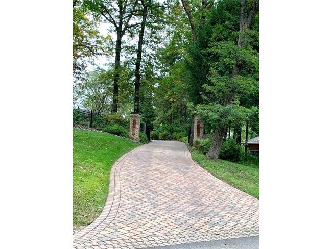Foto del edificio - 25 S Deep Lake Rd