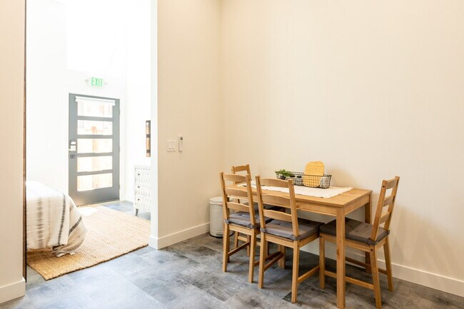 Foto del edificio - 3026 SW Charlestown St