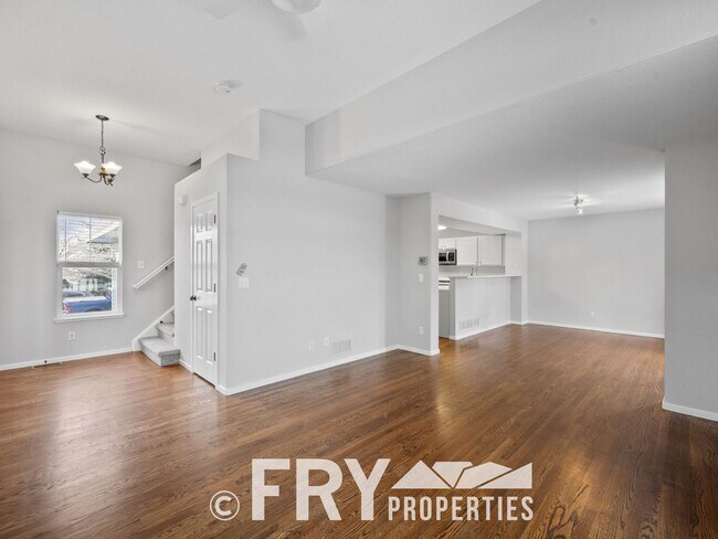 Foto del edificio - Great Townhome Near the Foothills