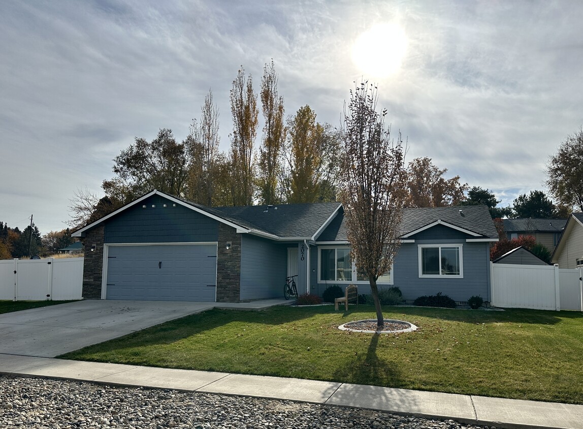 Foto principal - 2070 Kelly Dr