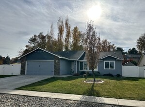 Building Photo - 2070 Kelly Dr