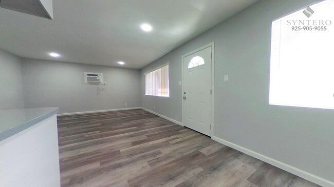 Building Photo - Coming Soon! 2bdrm 1 Bath Apartment off Cl...