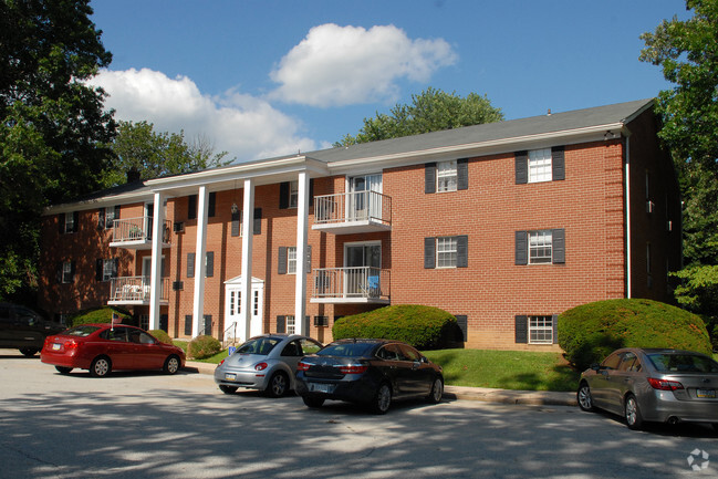 Building Photo - Carriage House Apartments