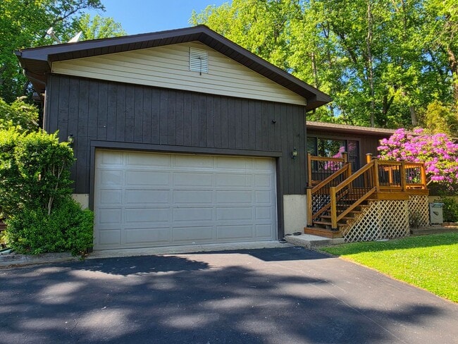Building Photo - Welcome to life in sought-after Chesapeake Isles!