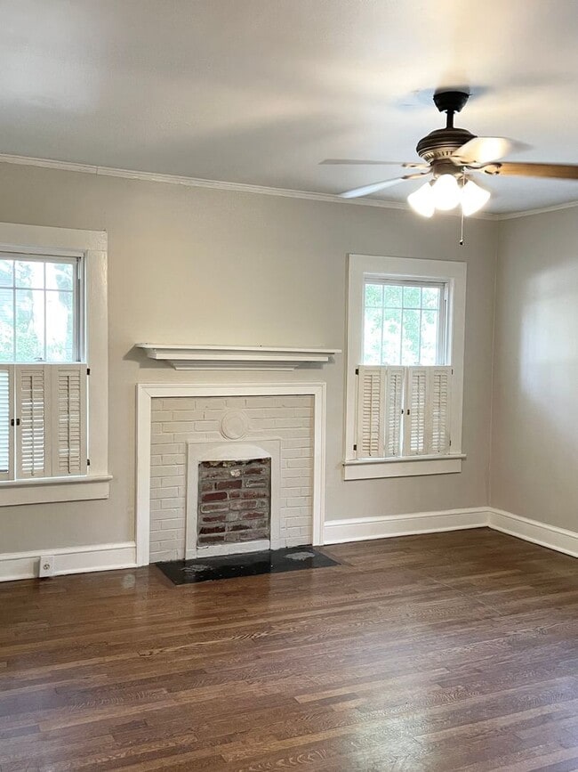 Building Photo - Adorable 2 Bedroom & 1 Full Bath Bungalow ...