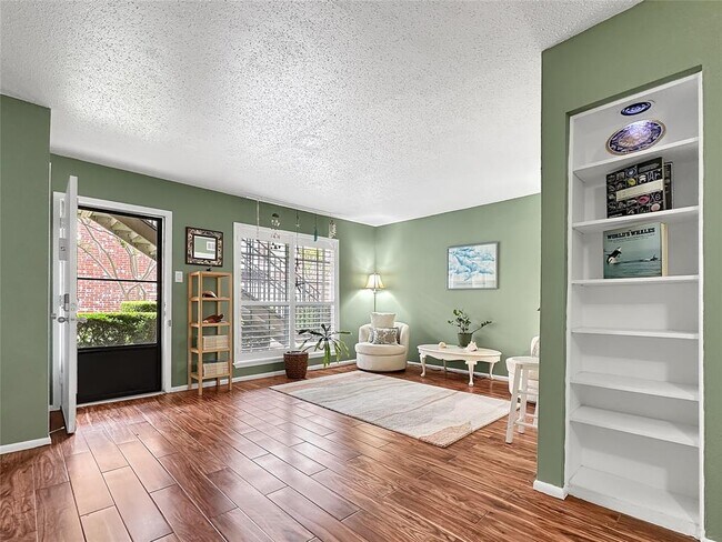 Foto del edificio - 7920 Rockwood Ln