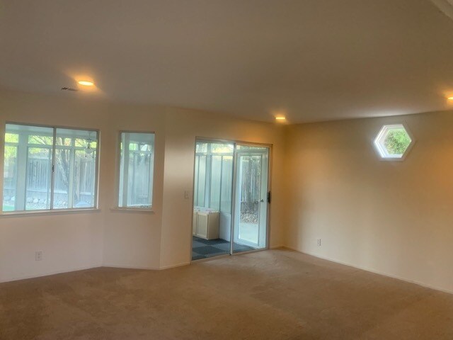 Building Photo - 462 Cain Dr