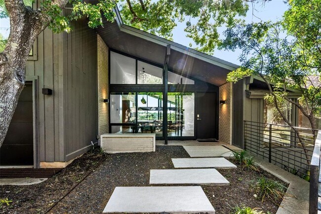 Building Photo - 911 Redbud Trail