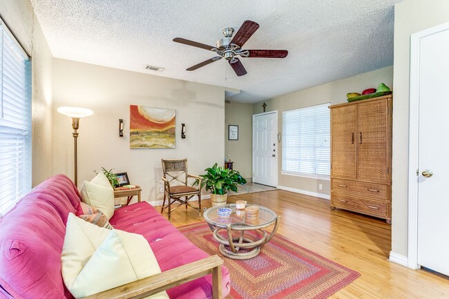 Building Photo - 2-BEDROOM DUPLEX IN WILSHIRE TERRACE