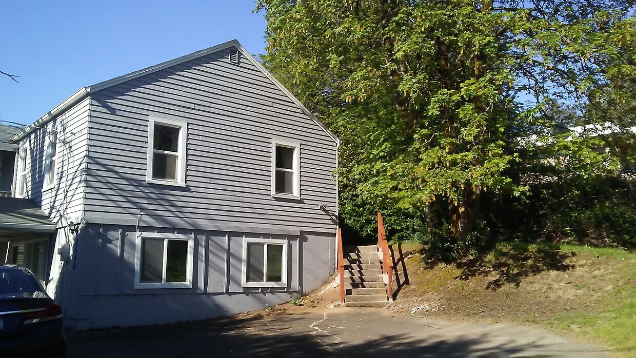 Primary Photo - 9540 SW Terwilliger Blvd