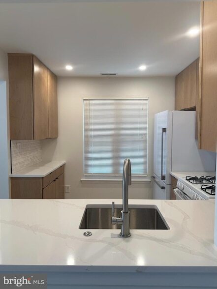 Building Photo - 743 Sedgewick Court