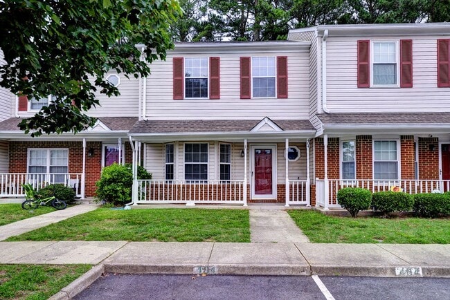 Building Photo - Coventry Townhome Move In Ready.