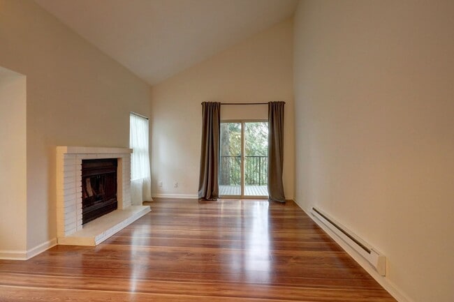 Foto del edificio - Large 2 Story Condo Available in Perfect Redmond Location!