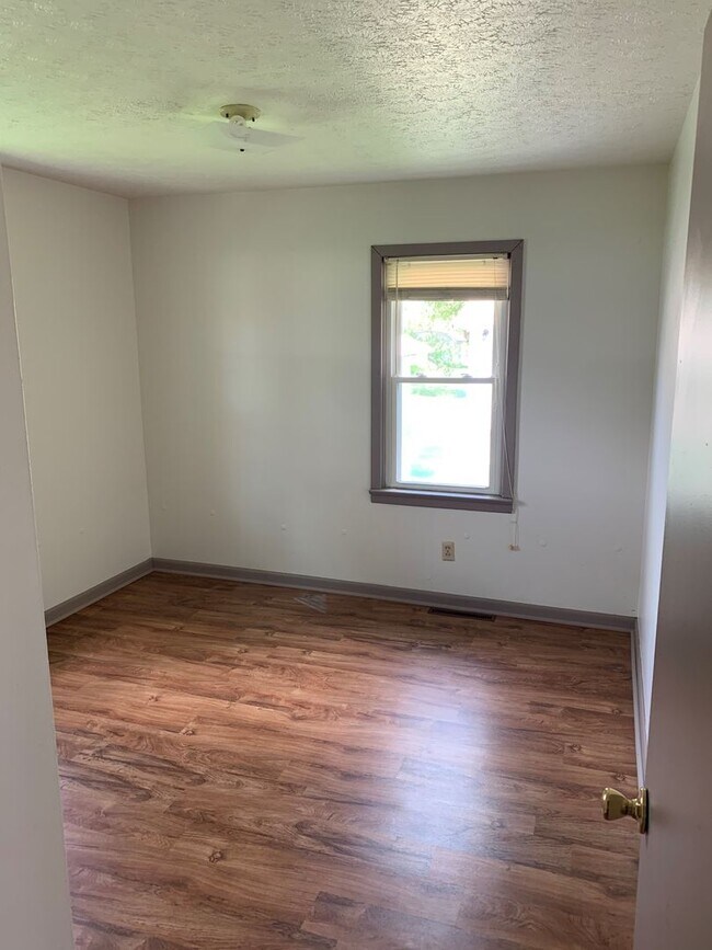 Building Photo - 310 W 2nd St