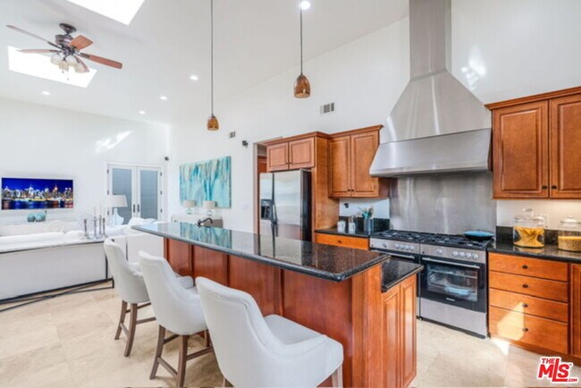 Foto del edificio - 3718 S Barrington Ave