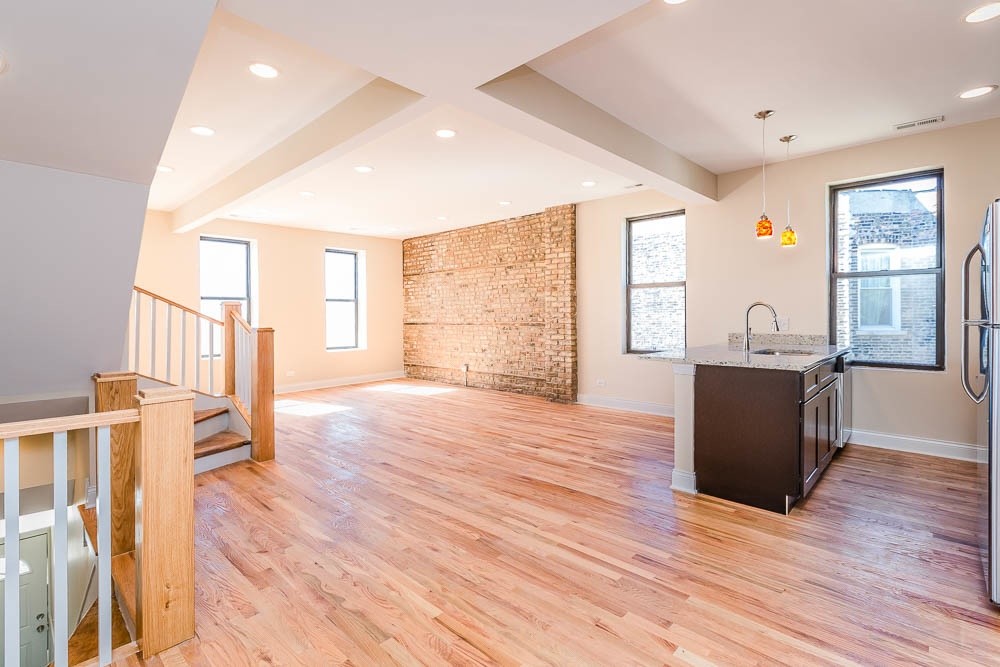 Foto principal - 1630 W Cermak Rd