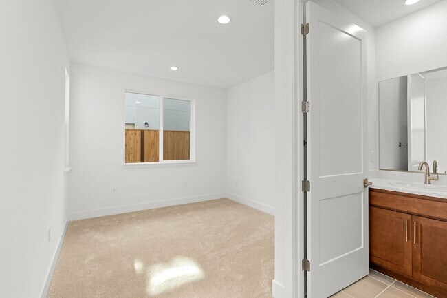 Foto del edificio - Modern 3-Story New Construction Home in No...