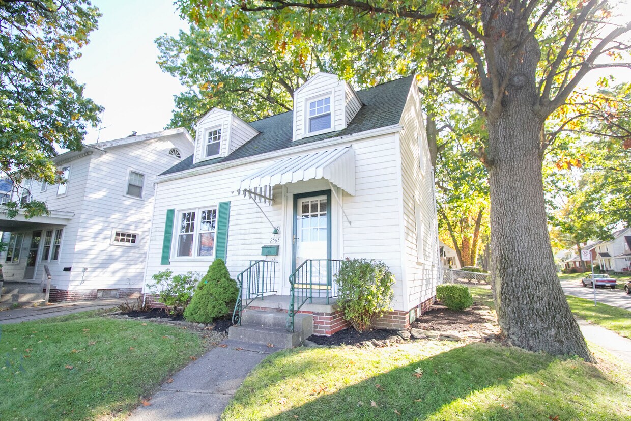 Primary Photo - 2565 W Sylvania Ave