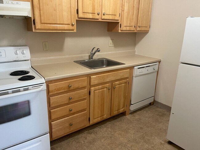 Building Photo - Modern top floor 2 bed Parking Included, Heat Hw Inc 1 FREE MONTH   no LEAD PAINT