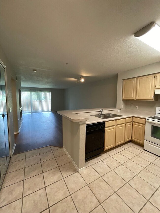 Foto del edificio - 2Bdrm 2Bath in Hunters Creek -- Fresh Pain...