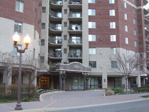 Building Photo - 901 N Monroe St