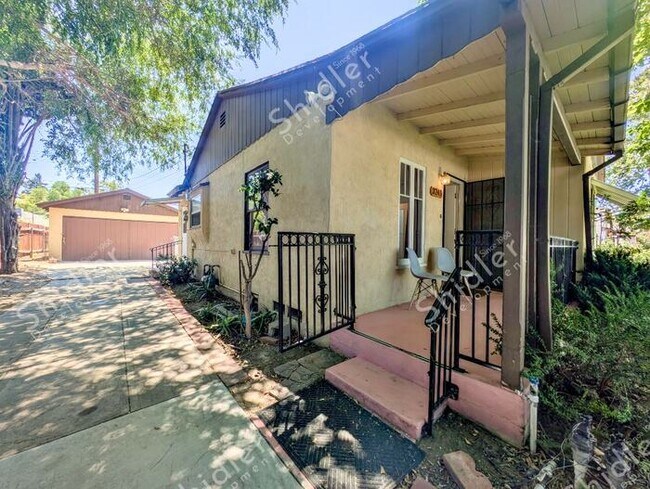 Foto del edificio - 2 Bedroom 1 Bath and 2 Massive Yard in North San Bernardino