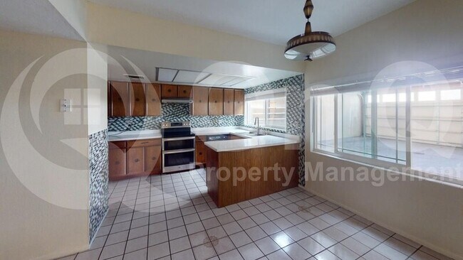 Building Photo - 6100 N Oracle Rd