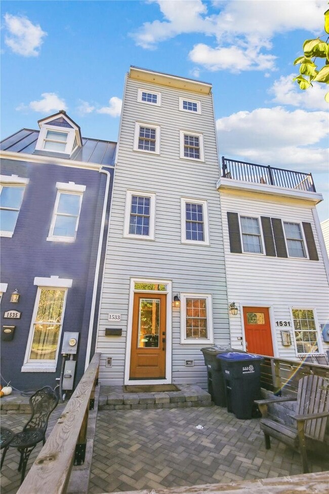 Spiffy 3 Bedroom, 2 Full Bathroom Rowhome just steps from Lincoln Park!! - Spiffy 3 Bedroom, 2 Full Bathroom Rowhome just steps from Lincoln Park!!