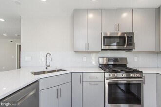 Building Photo - 712 S Sartain St