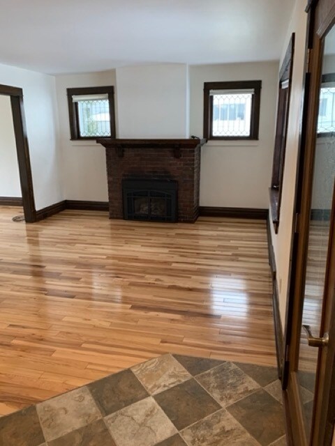 sala de estar con chimenea de gas - 1818 E 7th St