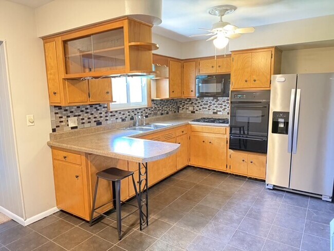 Building Photo - Beautiful 2 BR house in Bloomington. 1.5 bathroom