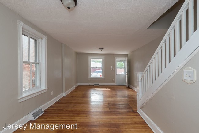 Building Photo - 114 Elm St