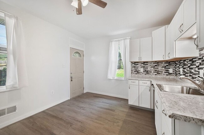 Building Photo - Newly Renovated 2 Bedroom Home With Bonus ...
