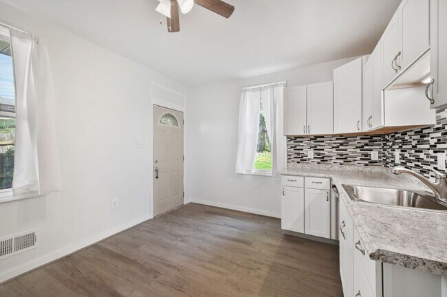 Foto del edificio - Newly Renovated 2 Bedroom Home With Bonus ...
