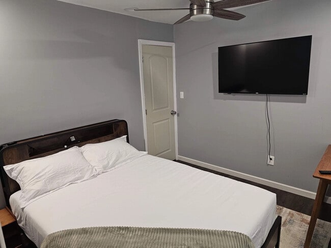 Foto del edificio - Room in House on Baker Terrace NW