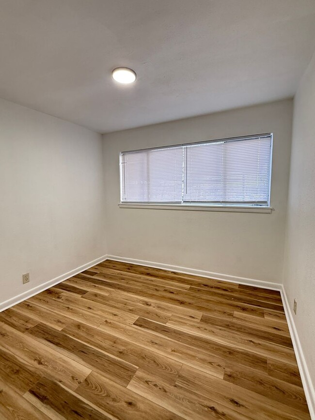 Building Photo - Beautiful Fully Remodeled 3-Bedroom, 1-Bat...