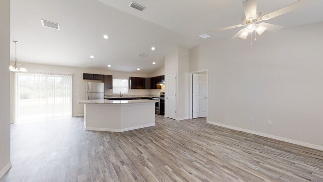 Foto del edificio - Move-In Ready!  Stunning 4 BR/2 BA Home in...