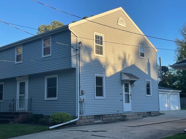 Building Photo - 509 E Circle St