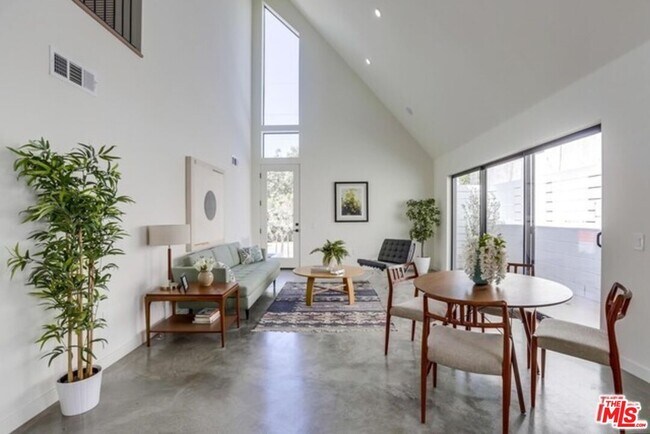 Foto del edificio - 2852 Griffin Ave